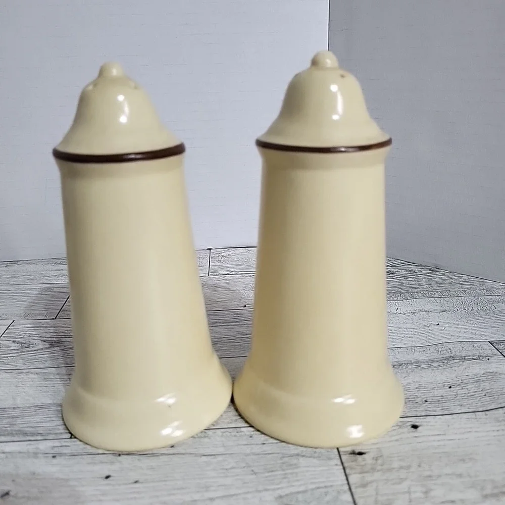 Vintage‎ Pfaltzgraff Village Salt And Pepper Shaker Set With Plugs 6-25